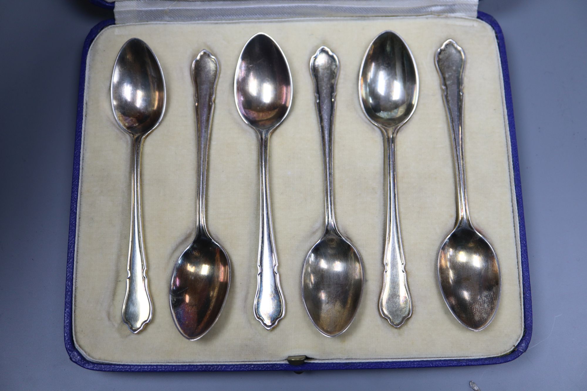 A set of six George VI silver teaspoons, cased, Sheffield, 1939, 88 grams.